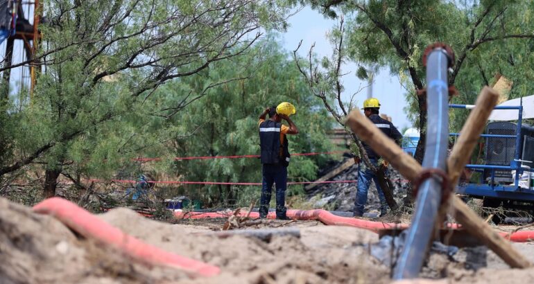 ersonal de emergencia trabajan en el rescate de los 10 mineros atrapados en una mina, en el municipio de Sabinas (México). EFE/ Antonio Ojeda