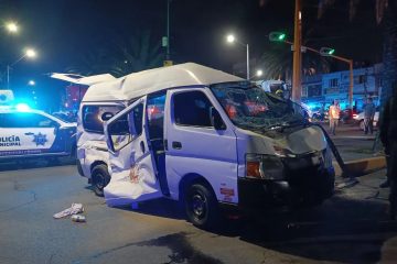 Unidad del transporte público choca contra pipa y vuelca en Neza; hay dos heridos