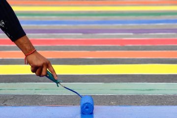 Despiden a profesor en Veracruz por usar tenis con bandera gay; “es mal ejemplo para los niños”, le dijeron