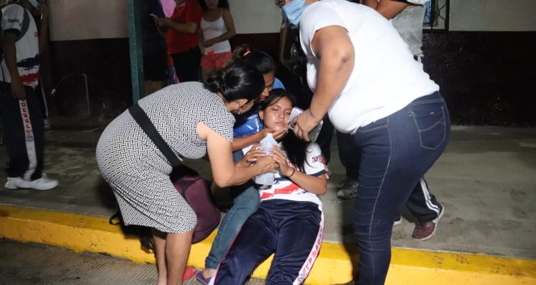 Estudiantes intoxicados son atendidos, el pasado 7 de octubre de 2022, en el municipio de Bochil, en el estado de Chiapas (México). Foto de EFE/ Juan Manuel Blanco