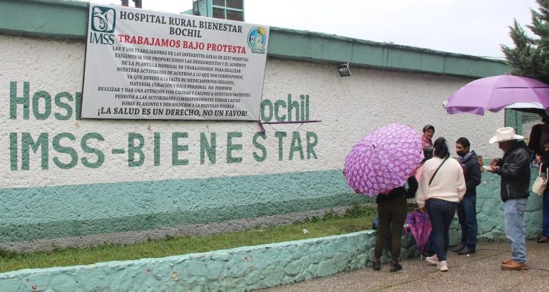 Familiares esperan informes de sus hijos, afuera del Hospital Rural de Bochil, en Chiapas. Foto de EFE