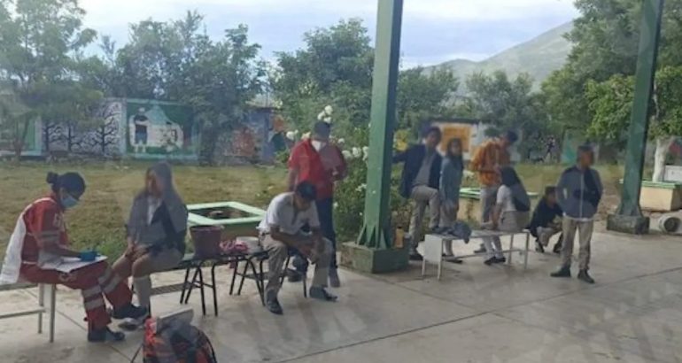 Alumnos intoxicados en secundaria de Iguala, Guerrero. Foto de El Sur Acapulco