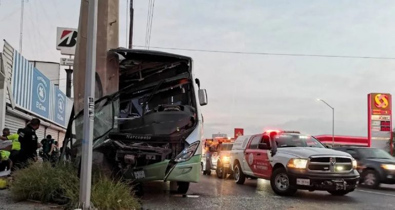 Choque de camión contra torre de alta tensión en Monterrey. Foto de ABC Noticias / Especial