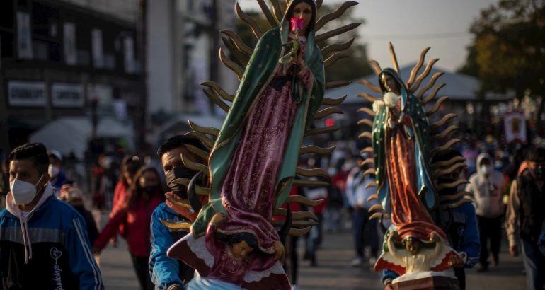 Peregrinos llegan a la Basílica de Guadalupe para festejar el Día de la Virgen de Guadalupe, en la Ciudad de México. Foto de EFE/Madla Hartz/ Archivo