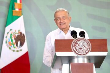 Video Mujer increpa a López Obrador en avión por “destruir al país”#Video Mujer increpa a López Obrador en avión por “destruir al país”