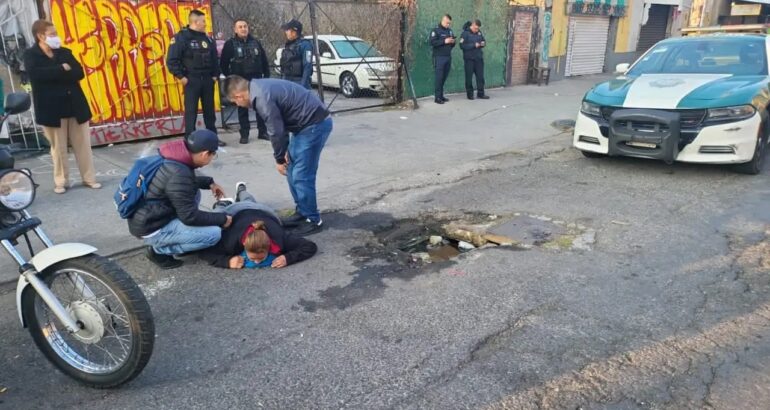 Mujer tras caer en coladera sin tapa en la colonia Morelos. Foto de @Soymemomartinez