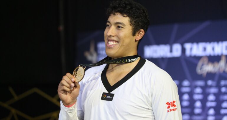 Carlos Sansores gana oro y le da el tercer título a México en taekwondo. Foto de Twitter @MundialTKDGDL22
