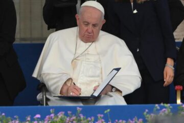 Papa Francisco expresa su “admiración” por ucranianos tras nueve meses de guerra
