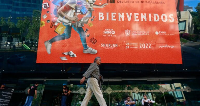 Un hombre camina frente a un anuncio de la edición 36 de la Feria Internacional del Libro de Guadalajara. Foto de EFE