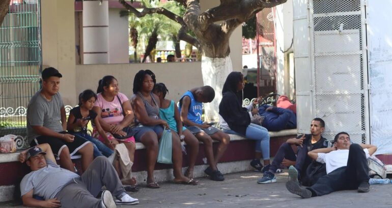 Migrantes en parque central de Tapachula, Chiapas. Foto de EFE / Archivo