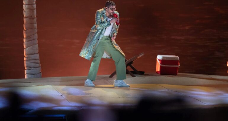 El cantante puertorriqueño Bad Bunny canta durante una presentación en el Estadio Azteca de la Ciudad de México. Foto de EFE/ Isaac Esquivel