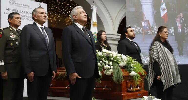 El presidente López Obrador encabezando la Guardia de Honor durante el Homenaje Póstumo a Miguel Barbosa. Foto: Gobierno Puebla.