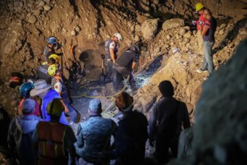 Hallan cuerpos de dos trabajadores tras derrumbe de mina en Morelos