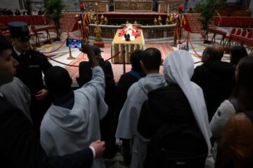 Miles de fieles despiden a Benedicto XVI en la basílica de San Pedro