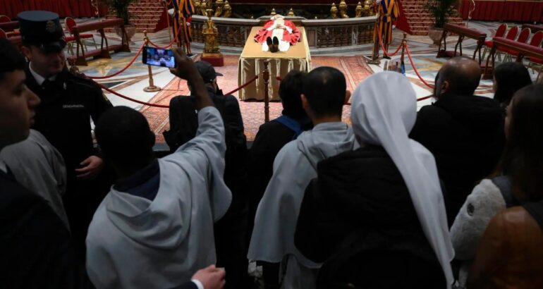 Fieles despiden a Benedicto XVI. Foto de EFE