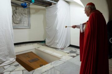 Benedicto XVI ya reposa en la cripta vaticana