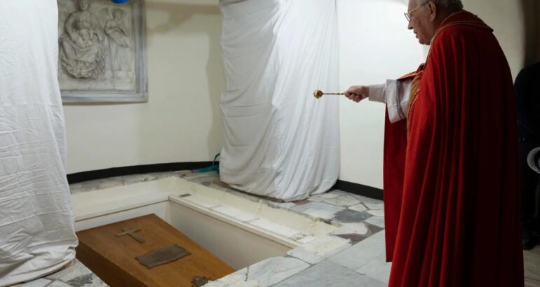 Entierro de Benedicto XVI en cripta vaticana. Foto de EFE