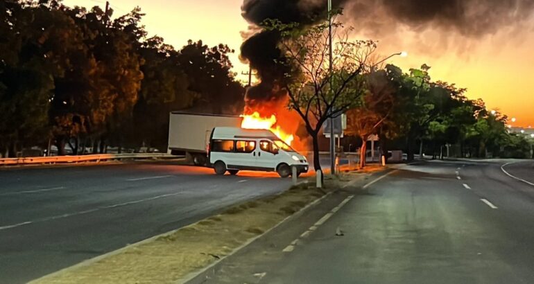 Quema de vehículo en Culiacán. Foto de @perezdiazmx