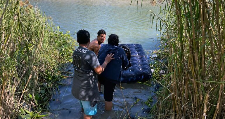 Migrantes se disponen a cruzar el Río Bravo para llegar a EE.UU. Foto de EFE