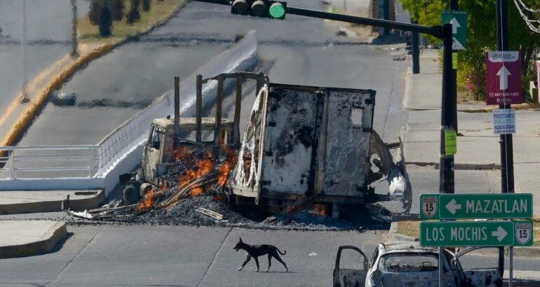 Vehículos calcinados tras los enfrentamientos de fuerzas federales con grupos armados, en la ciudad de Culiacán, Sinaloa, tras la captura del narcotraficante Ovidio Guzmán. Foto de EFE/Juan Carlos Cruz