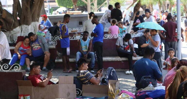 Indocumentados en Tapachula en espera de partir en la primera caravana migrante de 2023. Foto de EFE