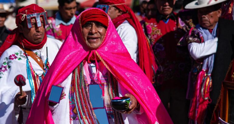 ndígenas participan hoy en una ceremonia en honor a San Sebastián Mártir, santo patrón del municipio de Zinacantán, estado de Chiapas (México). EFE/Carlos López