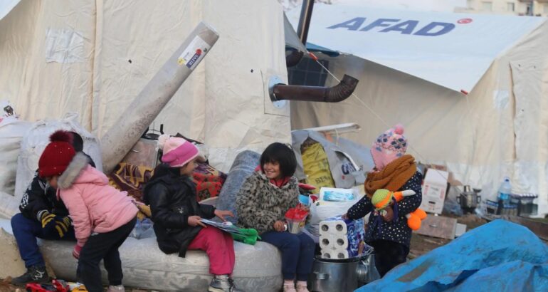 Niños afectados por terremoto en frontera de Turquía y Siria. Foto de EFE