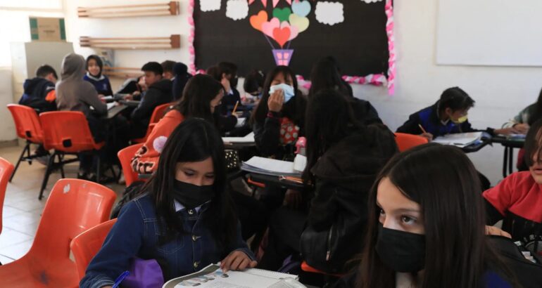 Menores migrantes asisten a clase en Ciudad Juárez, estado de Chihuahua. Foto de EFE/Luis Torres