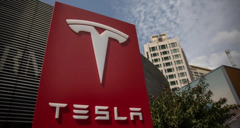 Vista del logotipo de la compañía estadounidense Tesla, en una fotografía de archivo. Foto de EFE/Roman Pilipey
