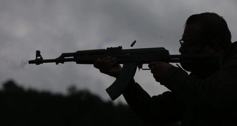 Un hombre dispara un arma de alto calibre. Foto de EFE/ Sáshenka Gutiérrez