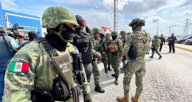 Soldados hacen presencia durante la entrega de dos de los cuatro estadounidenses secuestrados el 333 de marzo, tras cruzar la frontera en Matamoros, Tamaulipas. Foto de EFE/Str
