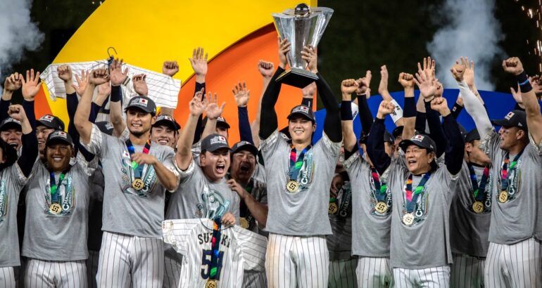 Jugadores de Japón celebran tras vencer a Estados Unidos en la final del V Clásico Mundial de Béisbol en el LoanDepot Park de Miami, Florida (EE.UU.), este 21 de marzo de 2023. EFE/EPA/Cristóbal Herrera-Ulashkevich