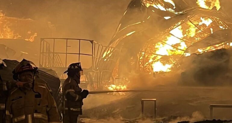 En la foto, el incendio en la Central de Abasto del 6 de abril. Foto de @Bomberos_CDMX