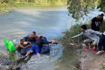 Migrantes se lanzan al río Bravo en desesperación por llegar a EE.UU