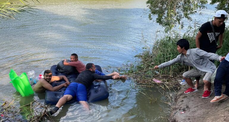 Migrantes intentan cruzar el Río Bravo, en la ciudad de Matamoros, Tamaulipas. Foto de EFE/Abraham Pineda Jácome