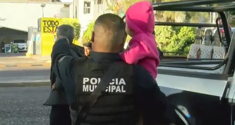 Niña resguardada por policías de Guadalajara tras ser hallada sola en la calle. Captura de pantalla / Quiero Tv Gdl