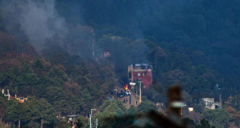 Fotografía de un vehículo en llamas en la zona donde se registró una balacera en el municipio de San Cristóbal de las Casas, Chiapas. Foto de EFE/Carlos López (MEJOR CALIDAD POSIBLE)