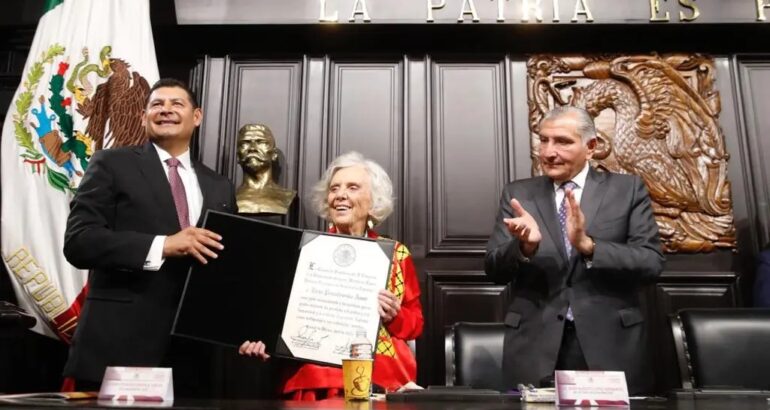 Elena Poniatowska, recibiendo la Medalla Belisario Dominguez 2022. Foto: senado de la República.