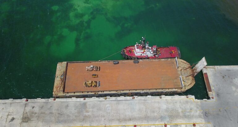 Desembarco de 20 mil toneladas de pirita que servirán de balasto para el Tren Maya, en el muelle Fiscal, en el Municipio de Puerto Morelos. Foto de EFE / Archivo