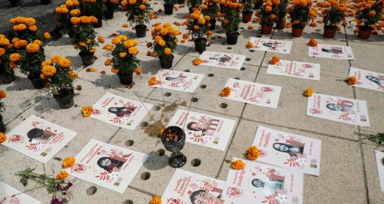 Ofrenda en Monumento a la Revolución a periodistas asesinados. Foto de EFE / Archivo