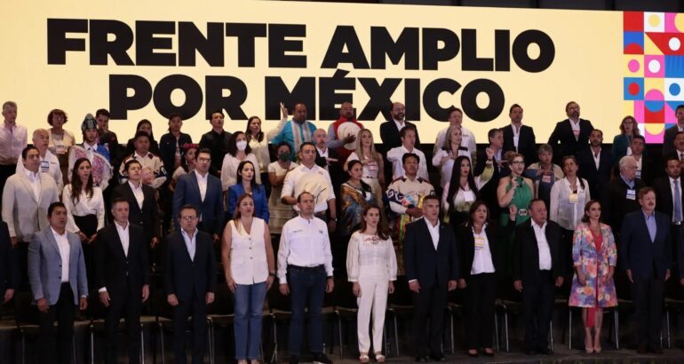 Partidarios de las organizaciones políticas Revolución Democrática, Revolucionario Institucional y Acción Nacional, posan durante la presentación del proceso de selección del candidato a la presidencia de México por la coalición "Va por México". Foto de EFE/José Méndez