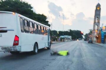 Abandonan dos cuerpos frente a Presidencia Municipal de Tamuín, SLP
