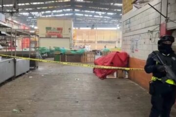 Video Comando incendia la Central de Abasto de Toluca; hay 8 muertos