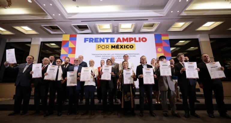 Los precandidatos presidenciales del Frente Amplio por México con su constancia de participación durante un acto en Ciudad de México. Foto de EFE/José Méndez