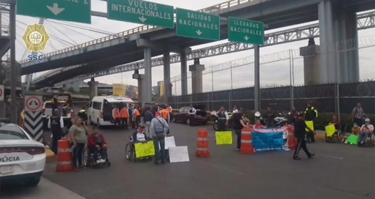 Bloqueo a la Terminal 1 del AICM. Foto de @OVIALCDMX