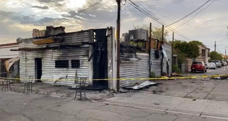 Bar incendiado en Sonora. Foto de @michelleriveraa