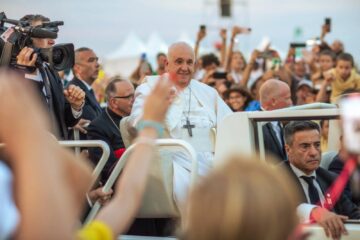 Iglesia está abierta a todos, también a los homosexuales: papa Francisco