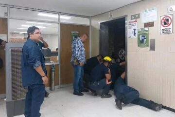 Rescatan a 7 personas atrapadas en elevador de IMSS en Monclova