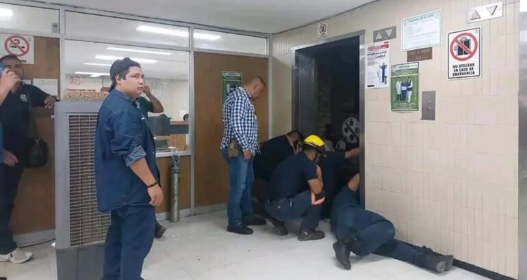Personas atrapadas en elevador de clínica del IMSS en Monclova. Foto de @FotoMexCoahuila