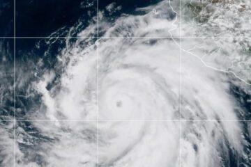 Hilary se fortalece a huracán categoría 2; se prevén lluvias en 14 estados